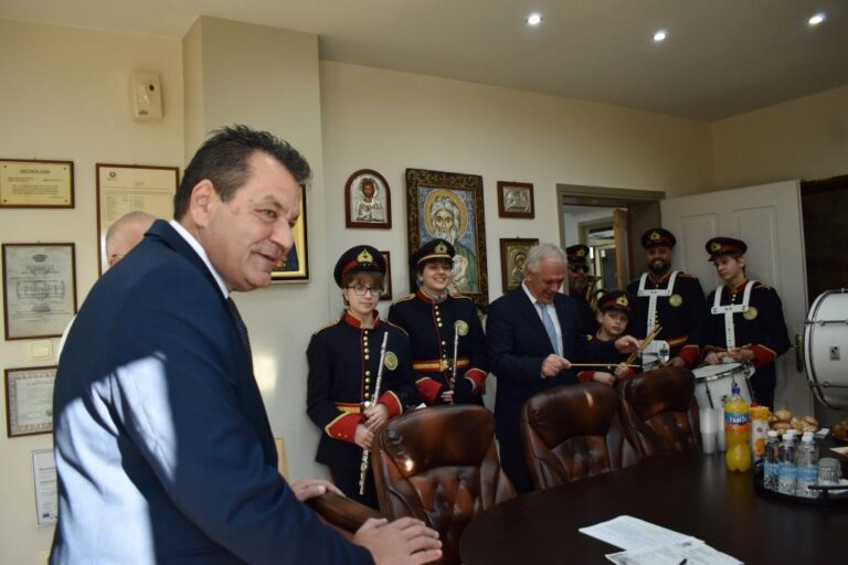 Πρωτοχρονιάτικα Κάλαντα στο δημαρχείο Άνω Λιοσίων από τη Φιλαρμονική