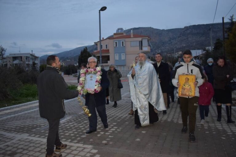 Κατάνυξη και λαμπρότητα στη λιτάνευση της εικόνας του Αγίου Αθανασίου στη Φυλή