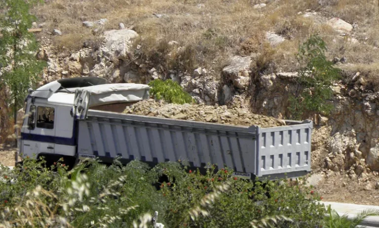 Συνελήφθη οδηγός για παράνομη ρίψη μπαζών στη Χωματερή