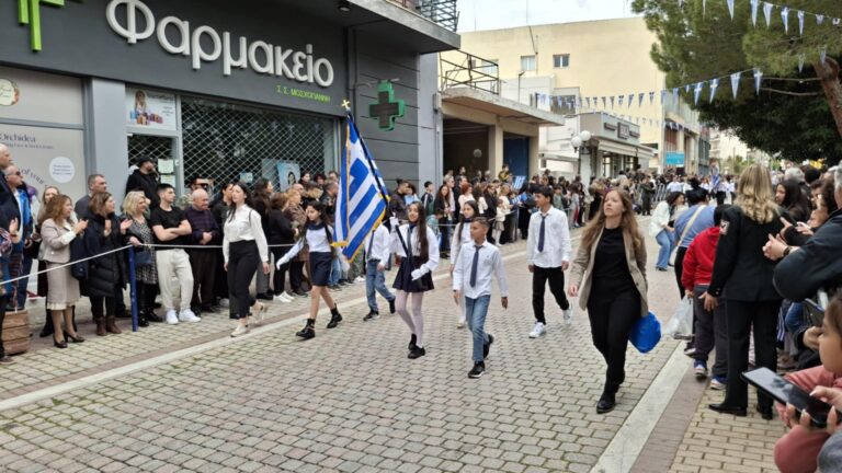Με λαμπρότητα διεξήχθη στα Άνω Λιόσια η παρέλαση για την 25η Μαρτίου (φωτό)