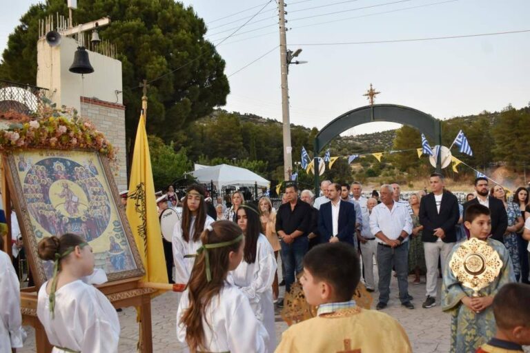 Με μεγαλοπρέπεια εορτάστηκαν οι Άγιοι Πάντες στον Ιερό Ναό Αγίου Νεκταρίου Φυλής