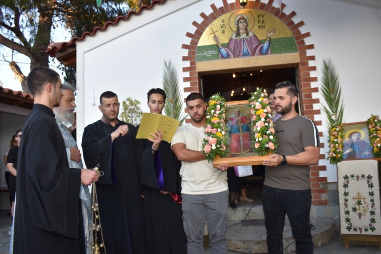Κατάνυξη και ευλάβεια στη λιτάνευση της εικόνας της Αγίας Κυριακής στη Φυλή