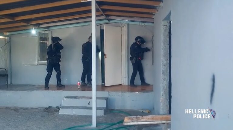 “Ντου” της ΕΛ.ΑΣ. σε οικισμο στα Άνω Λιόσια με 13 συλλήψεις για ρευματοκλοπή και παράνομες δραστηριότητες (video)