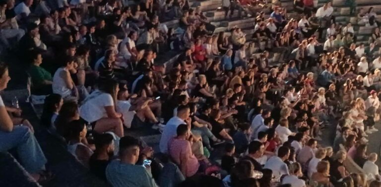 Γιάννης Γαλανόπουλος: Οι «Καραμέλες Ούζου» γεμίζουν θέατρα σε όλη την Ελλάδα – Sold out και η «Locandiera» των “Υπερφωτισμένων”!