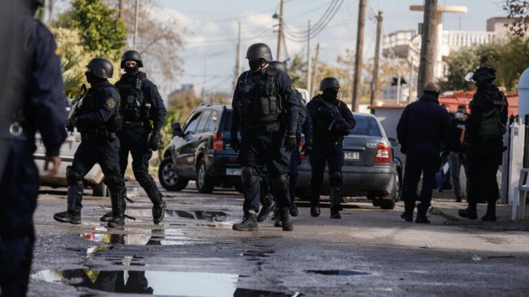 Ξεσηκωμός Ρομά για τους αστυνομικούς σε οικισμούς: «Θα πάμε στο Σύνταγμα με λεωφορεία»