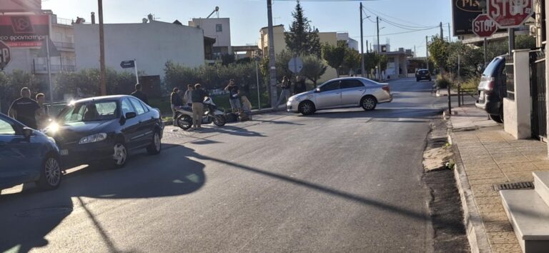 Τροχαίο στα Άνω Λιόσια με τραυματία οδηγό δικύκλου – Την έσωσε το κράνος (photos)