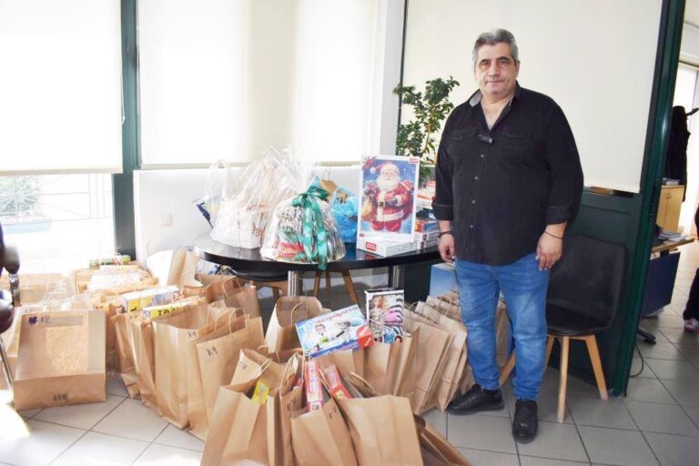 Χαρά και δώρα στα παιδιά πρόσφερε ο Άγιος Βασίλης στο Κοινωνικό Παντοπωλείο του Δήμου Φυλής
