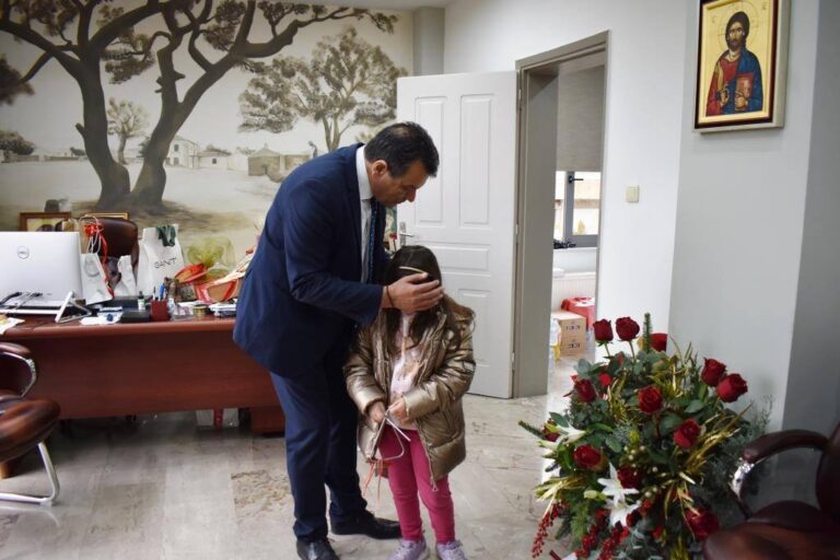 Αγγελικά Χριστουγεννιάτικα κάλαντα από δεκάδες παρέες παιδιών στον Δήμαρχο Φυλής