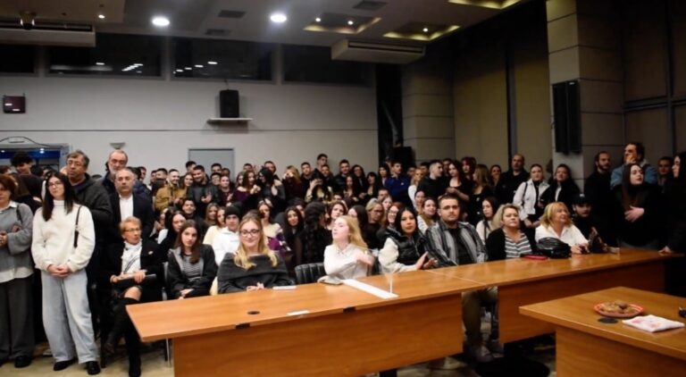 Με μια λαμπρή βραδιά και διακόσια ευρώ στον καθένα τίμησε τους επιτυχόντες στις Πανελλαδικές ο Δήμος Φυλής