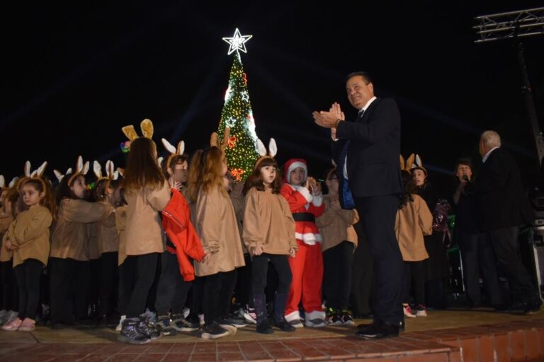 Τα παιδιά «φώτισαν» τα φετινά Χριστούγεννα στον Δήμο Φυλής