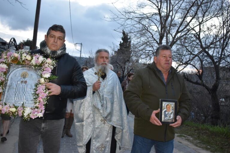 Κατάνυξη στη λιτάνευση της εικόνας του Αγίου Αθανασίου Φυλής