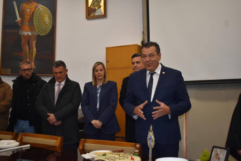Πρωτοχρονιά με κοπή της βασιλόπιτας στο Δημαρχείο της Χασιάς