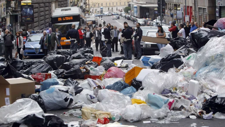 Έρχεται κι από εδώ η «κρίση των σκουπιδιών»;  – Τι συνέβη στη Νάπολη