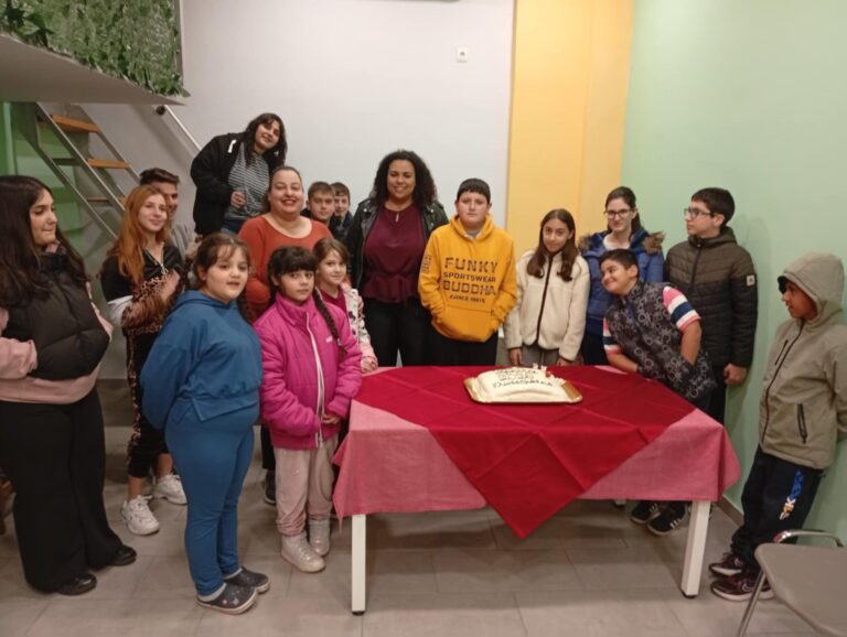 Πολλά χαμόγελα και θερμές ευχές στην κοπή πίτας της “Γλωσσομάθησης”