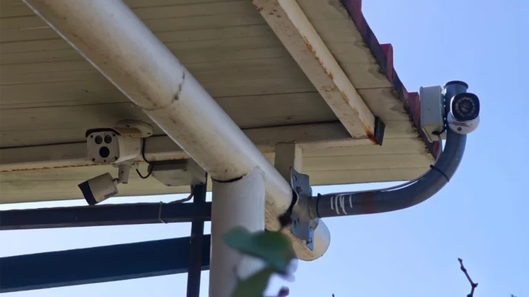 Άνω Λιόσια – Αποκαλυπτικές φωτογραφίες από το «κάστρο» της σπείρας με τα λαθραία τσιγάρα και τις κάμερες παρακολούθησης