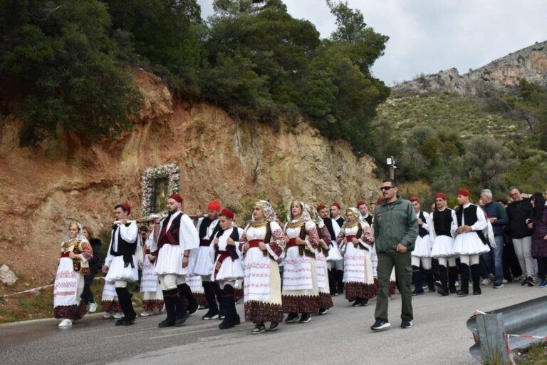 Με κατάνυξη και υπό βροχή η λιτάνευση της Εικόνας της Μονής Κλειστών στα Άνω Λιόσια