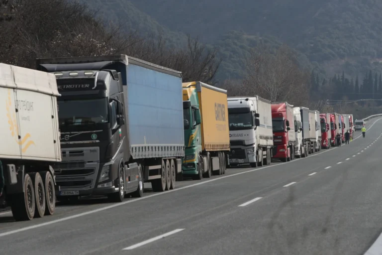 «Φυλακισμένοι» στα σπίτια τους οι κάτοικοι στα Άνω Λιόσια – Η οδός Αλιάκμονος μετατράπηκε σε αυτοκινητόδρομο βαρέων οχημάτων