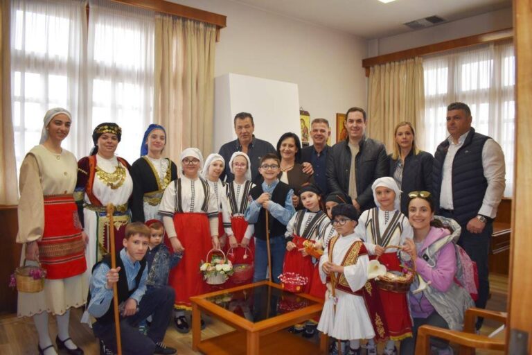 Κάλαντα από τα “Λαζαράκια” του Συλλόγου Θεσσαλών στο Δημαρχείο της Φυλής
