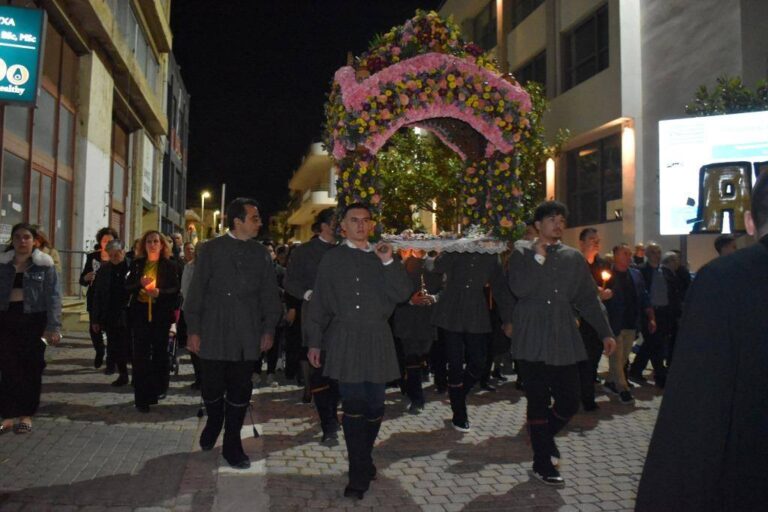 Πλήθος πιστών στην Περιφορά του Επιταφίου των Αγίων Κων/νου και Ελένης στα Άνω Λιόσια