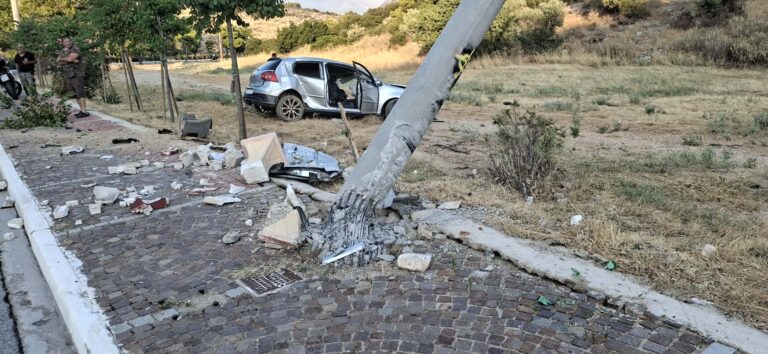 Σφοδρό τροχαίο στις στροφές της Χασιάς – Ι.Χ. καρφώθηκε στην κολώνα και ο οδηγός… αναζητείται