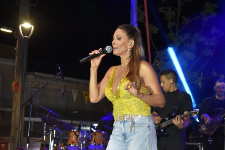«Κόκκινο» χτύπησε το κέφι και η διασκέδαση ανήμερα το 15αύγουστο στην κατάμεστη πλατεία Χασιάς με την Έλλη Κοκκίνου