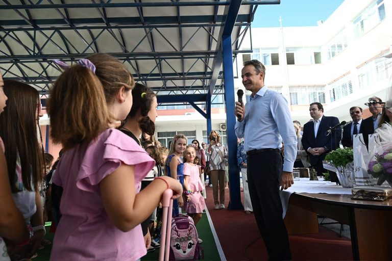 Στα Άνω Λιόσια ο Κυριάκος Μητσοτάκης για τον αγιασμό της νέας σχολικής χρονιάς
