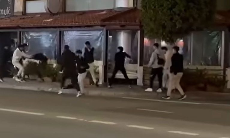 Άνω Λιόσια – Συμπλοκή νεαρών έξω από καφετέρια στη Δροσούπολη